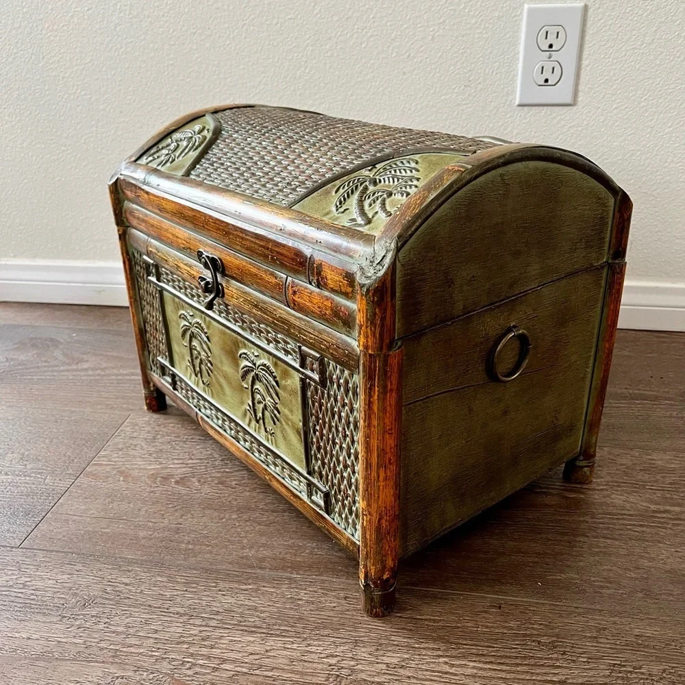 Vintage-Inspired Palm Motif Decorative Storage Trunk - Green and Brown